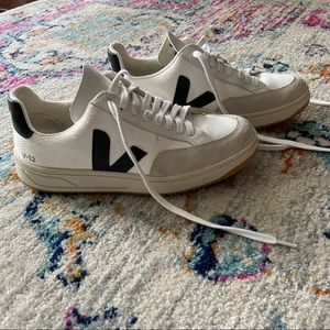 Veja V-12 Womens Sneaker - Size 7 (38)